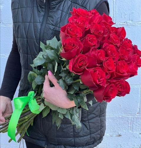 "Севилья"- букет из красных роз с доставкой по городу по Дмитрову